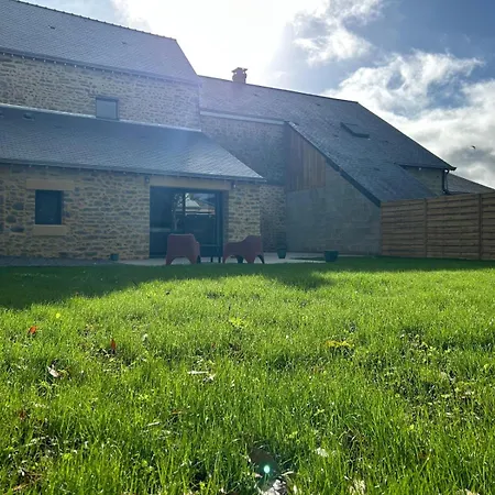 Semesterbostad Les Volets Bleus House And