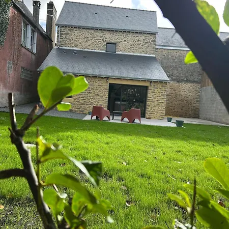 Semesterbostad Les Volets Bleus House And