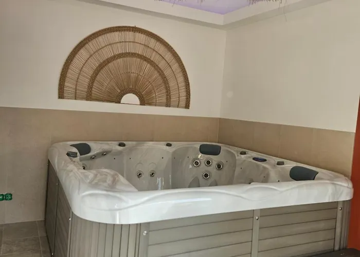 Semesterbostad Les Volets Bleus House And Jublains