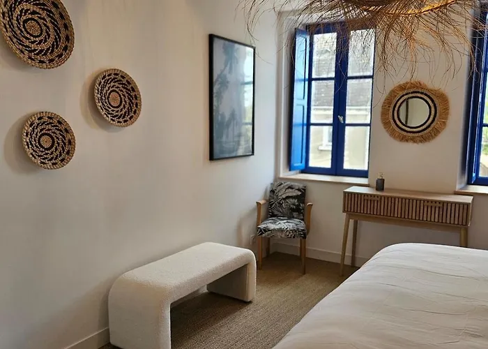 Semesterbostad Les Volets Bleus House And *