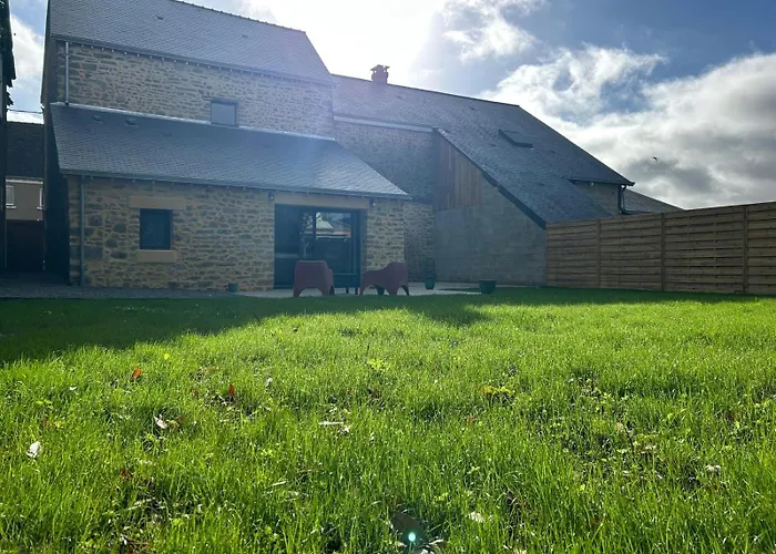 Semesterbostad Les Volets Bleus House And