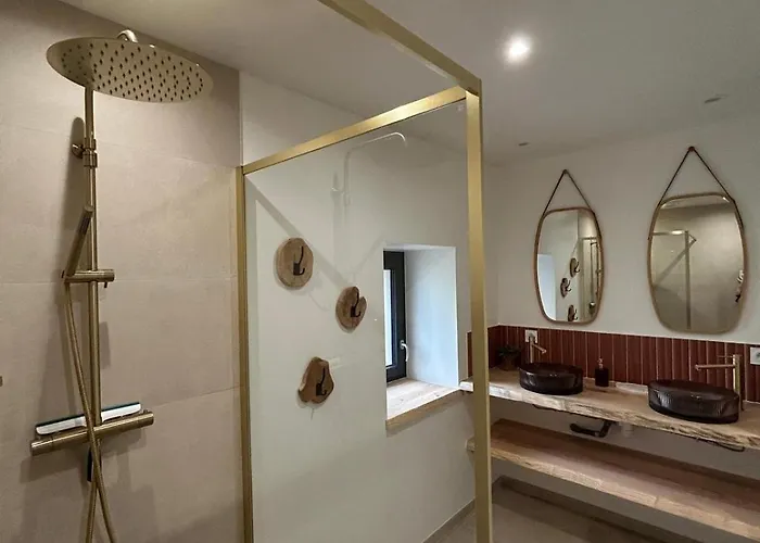 Les Volets Bleus House And Semesterbostad